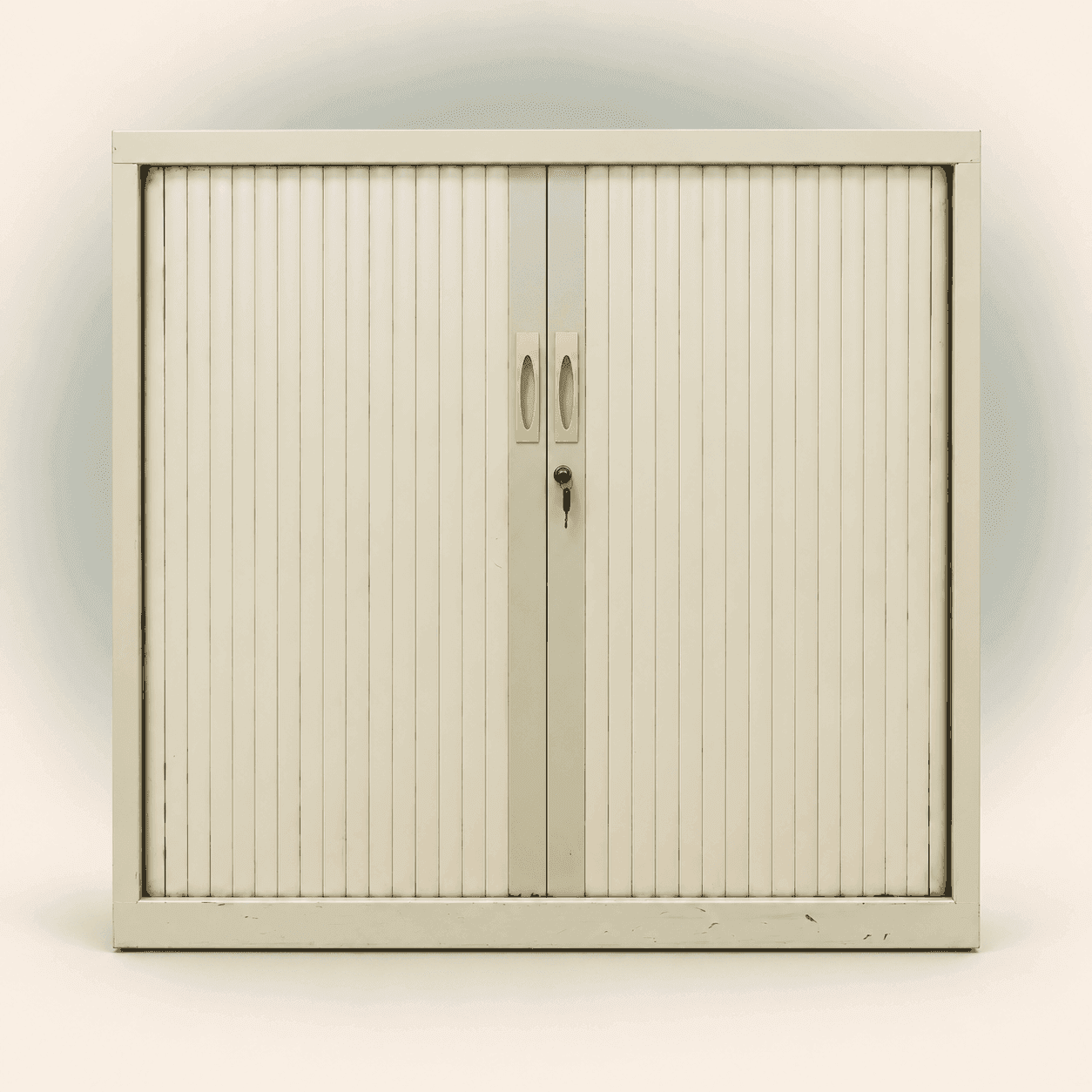 Armoire basse à rideaux blanc cassé - ARM-009